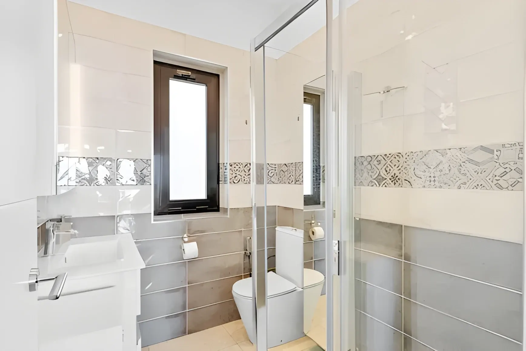 Baño completo con ducha de obra y mampara de cristal