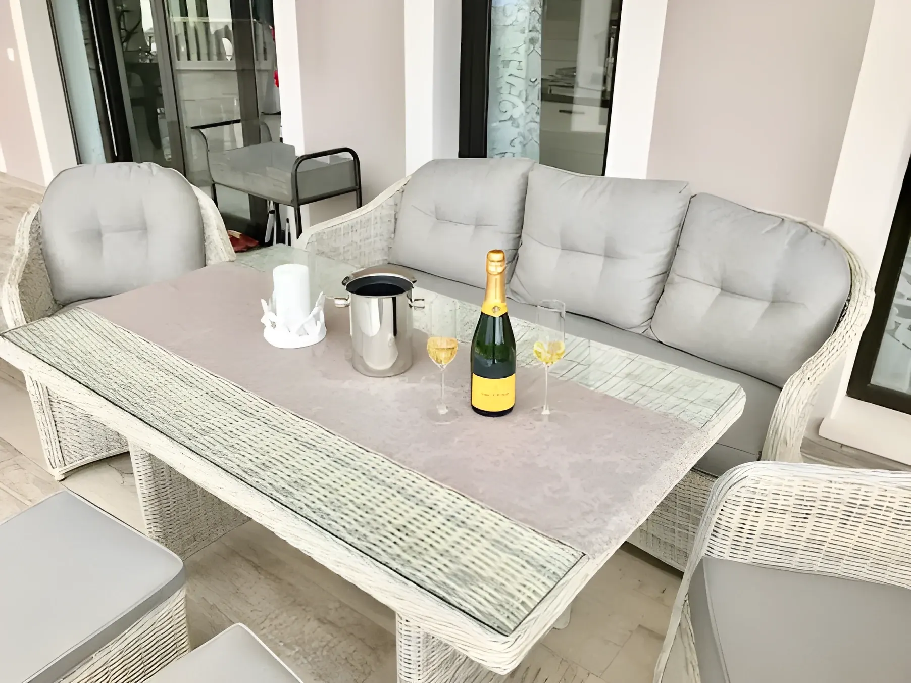 Conjunto chill-out de exterior con mesa y copas de bienvenida