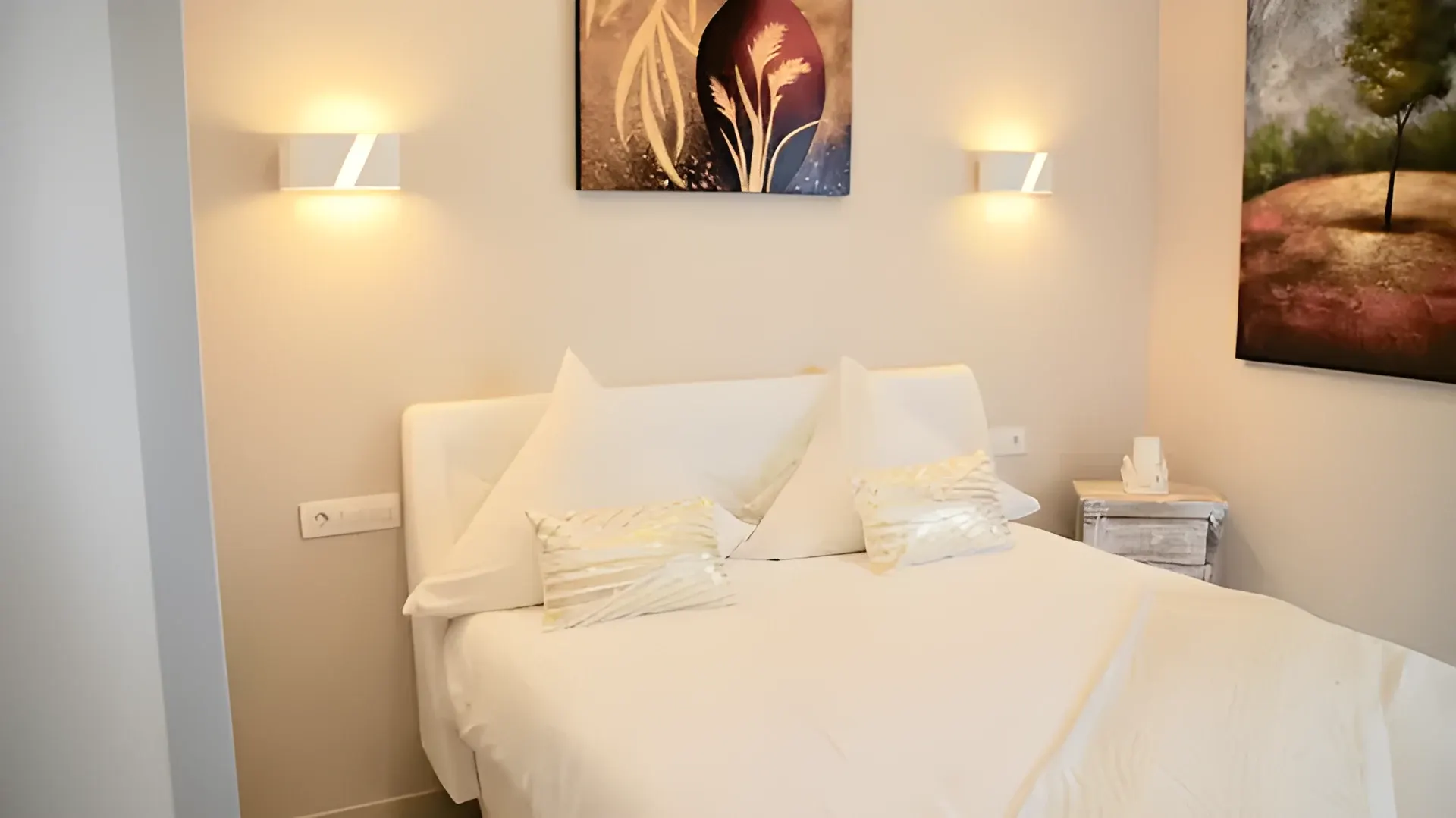 Tercer dormitorio con cama doble y luz cálida