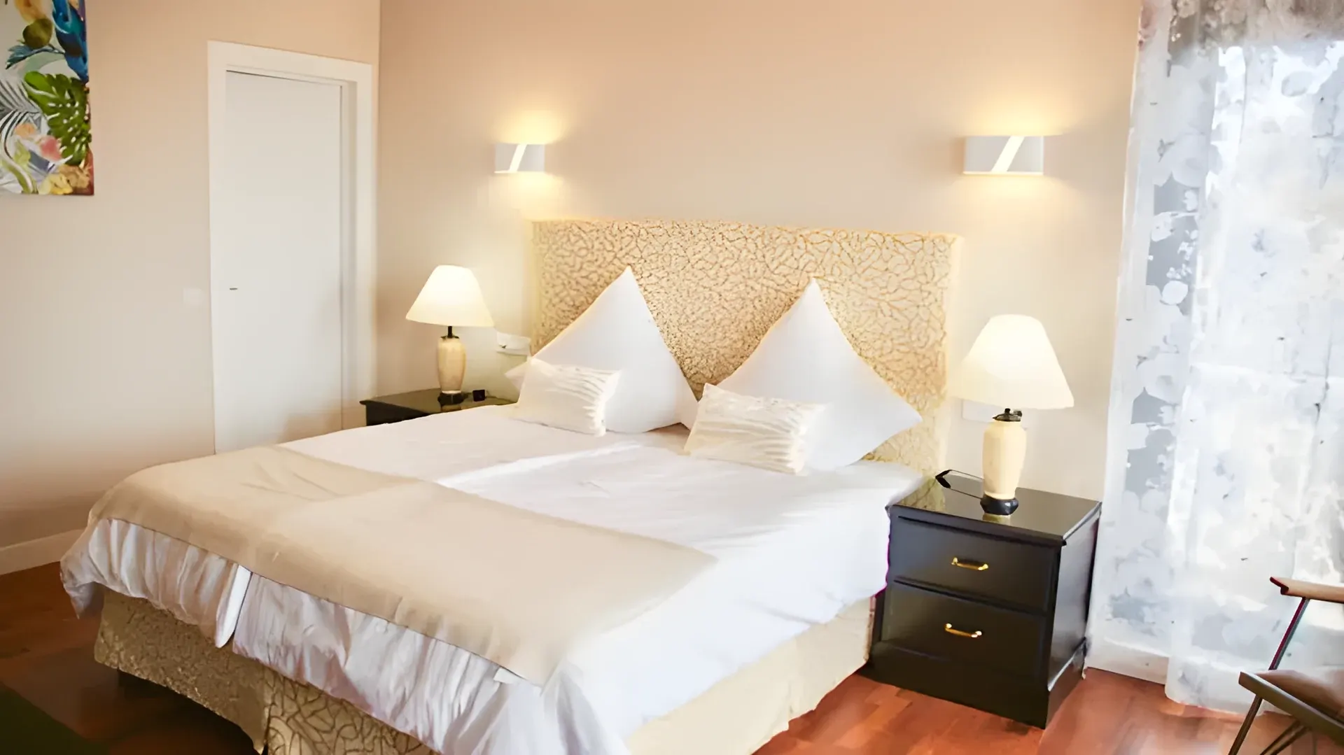 Dormitorio principal con cama de matrimonio y mesillas de noche