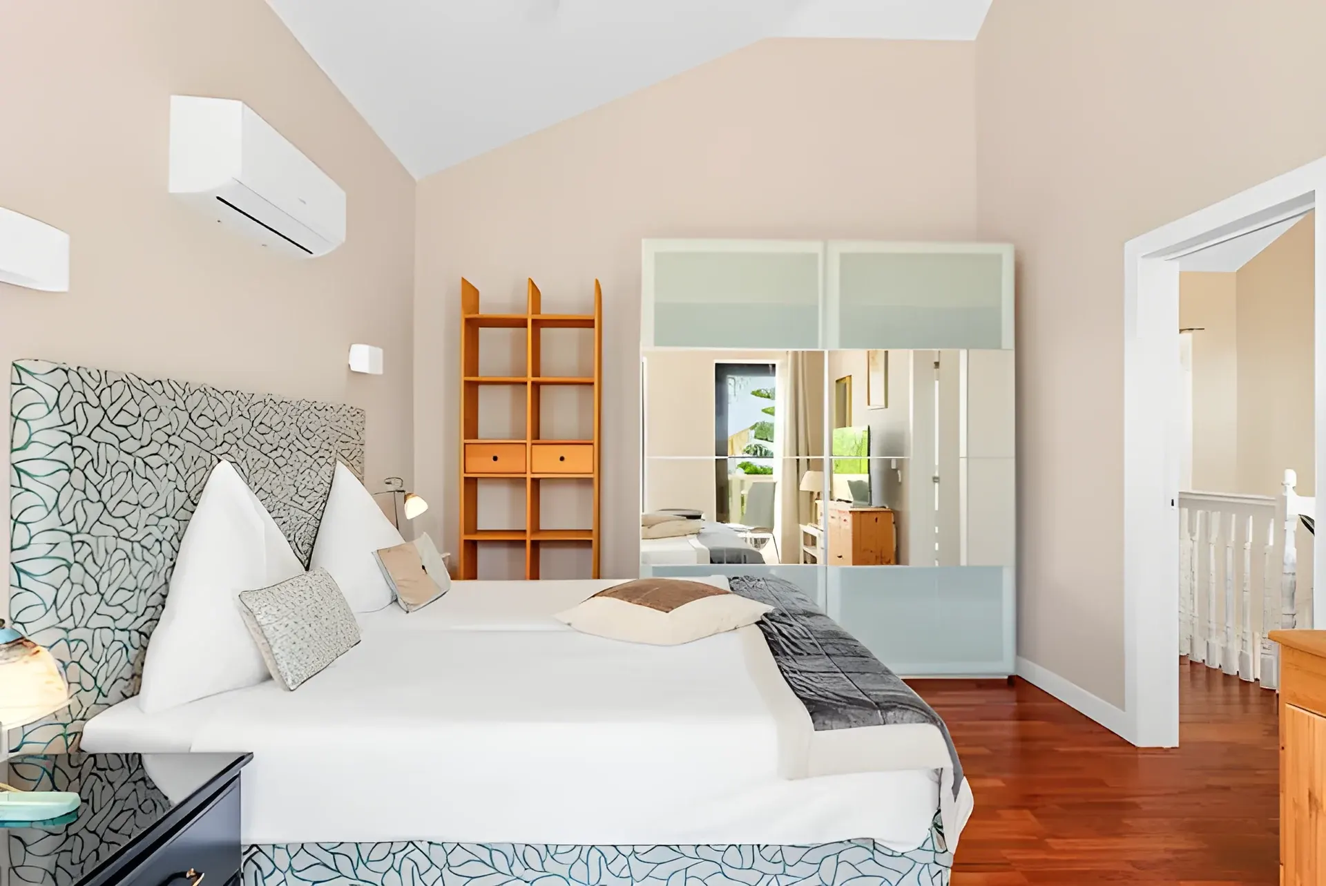 Dormitorio con aire acondicionado y acceso al vestidor