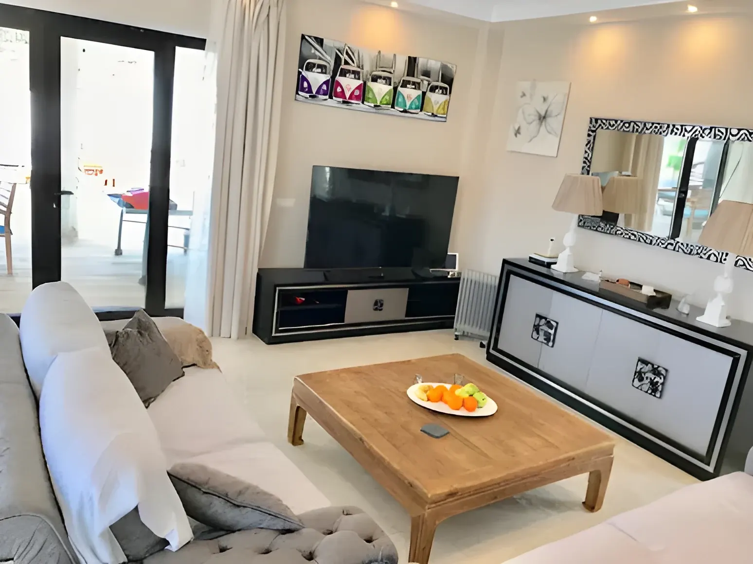 Zona de estar con Smart TV y mesa baja de madera